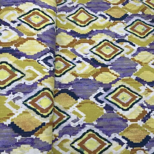 Zomercollectie 2024 stoffen. Viscose abstract in de kleuren paars, geel, roest en wit.